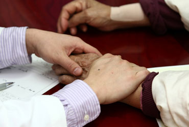 대전자생한방병원 자생치료의 특징-환자 손을 잡아 건강상태를 체크 하고 있는 의사의 모습