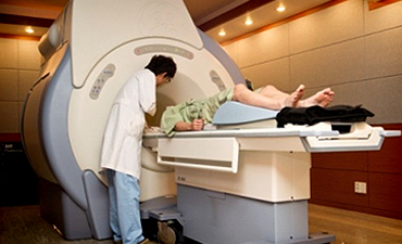 대전자생한방병원 자생치료의 특징-MRI 검사하는 환자와 의사의 모습