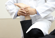 대전자생한방병원 관절치료법 추나요법-치료방법 발목 관절 추나요법 사진 입니다.